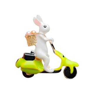 Broszka ozdobna króliczek z jajeczkami na skuterze BZ193
