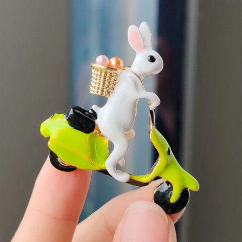 Broszka ozdobna króliczek z jajeczkami na skuterze BZ193