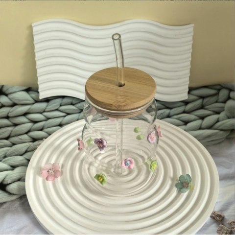 Szklanka z falowanymi ściankami i kwiatkami 450 ml ze słomką i pokrywką SZK164