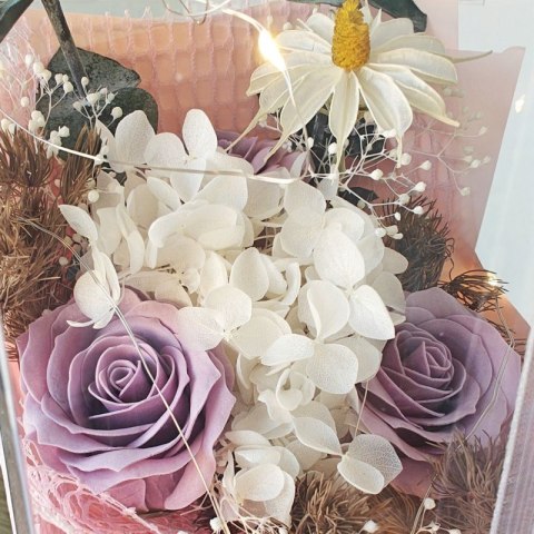 Bukiet zapachowych kwiatów mydlanych w pudełku na prezent, świecące LED BUK18