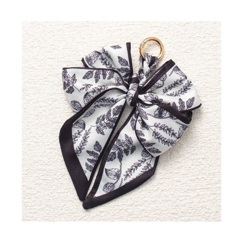 Brelok do kluczy elegancki wzór kwiatowy kokarda BRL372