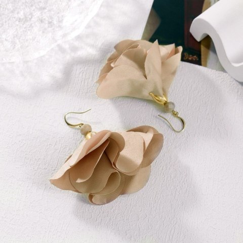 Kolczyki wiszące, efektowne materiałowe kwiaty, koraliki K1703