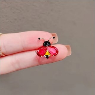 Broszka ozdobna Pins - czerwony Owad BZ230