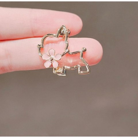 Broszka ozdobna emaliowana - piesek z kwiatkiem BZ210