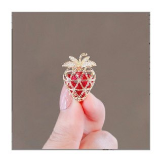 Broszka ozdobna - złota delikatna TRUSKAWKA BZ236