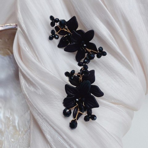 Kolczyki wiszące, efektowne czarne kwiaty, kryształki K1733
