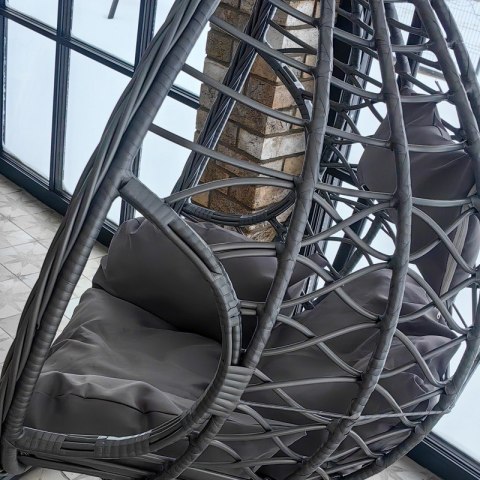 Fotel wiszący huśtawka kokon z czarnymi poduszkami KR26