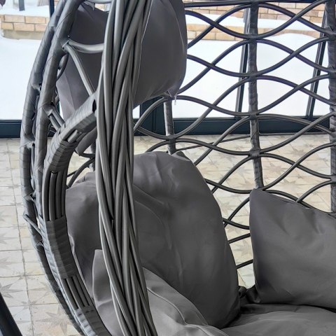 Fotel wiszący huśtawka kokon z czarnymi poduszkami KR26