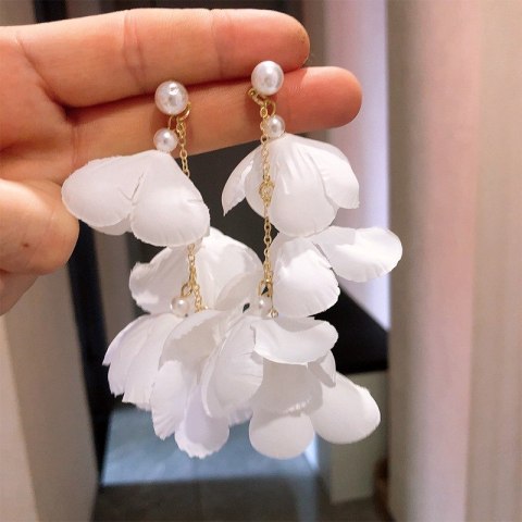 Kolczyki wiszące, efektowne tiulowe z perełkami, białe sztyft K1724